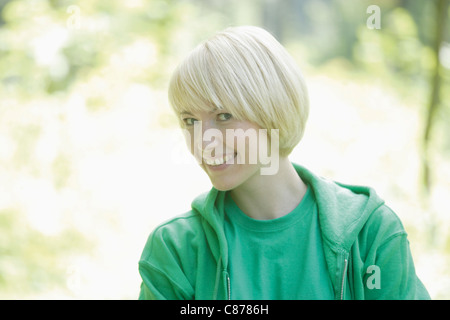 In Germania, in Baviera, Schaeftlarn, Close up della giovane donna, ritratto, sorridente Foto Stock