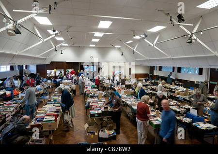 Fiera del libro di beneficenza in un villaggio hall nel Surrey, Regno Unito Foto Stock