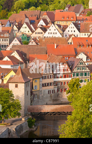 Germania, Baden-Württemberg, Schwabisch Hall, vista del paesaggio urbano con incorniciato case e fiume Kocher Foto Stock