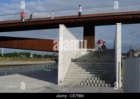 Pista ciclabile in Ria di Avilés . Principado de Asturias . Spagna Foto Stock