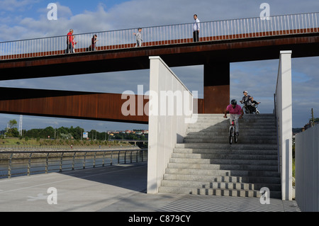 Pista ciclabile in Ria di Avilés . Principado de Asturias . Spagna Foto Stock