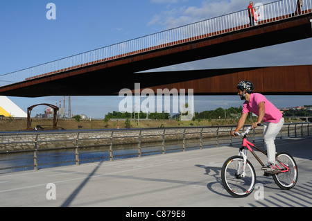 Pista ciclabile in Ria di Avilés . Principado de Asturias . Spagna Foto Stock