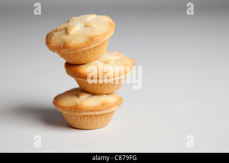 Tre pasticci di carne macinata, posto sulla parte superiore di ogni altro per rendere una torre Foto Stock