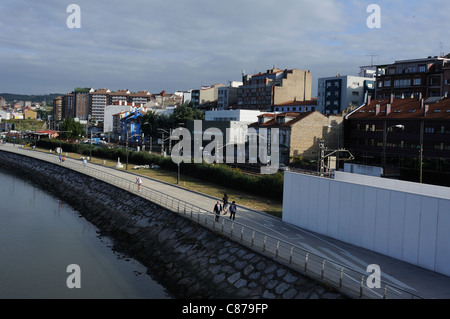 Pista ciclabile in Ria di Avilés . Principado de Asturias . Spagna Foto Stock