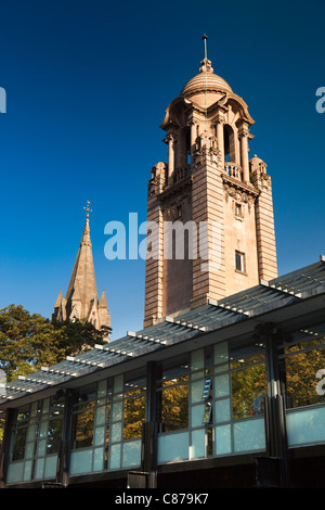 Regno Unito, Nottinghamshire, Nottingham, Torre di Albert Hall e il campanile della chiesa cattedrale di San Barnaba Foto Stock