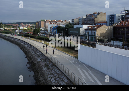 Pista ciclabile in Ria di Avilés . Principado de Asturias . Spagna Foto Stock