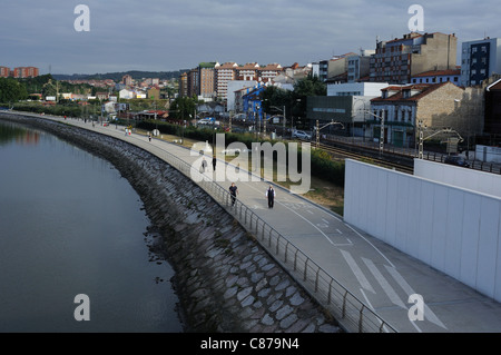 Pista ciclabile in Ria di Avilés . Principado de Asturias . Spagna Foto Stock