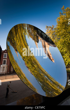 Regno Unito, Nottinghamshire, Nottingham, Wellington Circus, Anish Kapoor il cielo di scultura a specchio Foto Stock