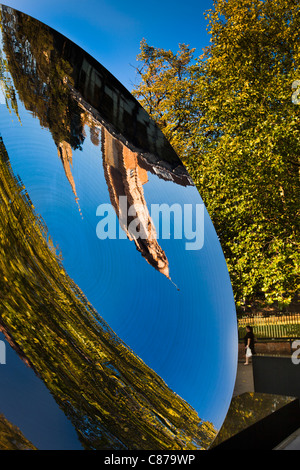 Regno Unito, Nottinghamshire, Nottingham, Wellington Circus, Anish Kapoor il cielo di scultura a specchio Foto Stock