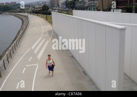 Pista ciclabile in Ria di Avilés . Principado de Asturias . Spagna Foto Stock