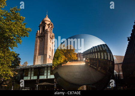 Regno Unito, Nottinghamshire, Nottingham, Wellington Circus, Anish Kapoor il cielo di scultura specchio esterno Playhouse Theatre Foto Stock