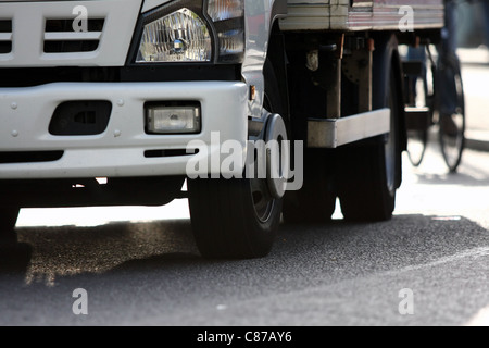 Un basso livello di vista delle ruote del carrello che viaggia lungo una strada Foto Stock