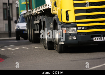 Un basso livello di vista delle ruote del carrello che viaggia lungo una strada Foto Stock