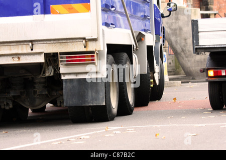 Un basso livello di vista delle ruote del carrello che viaggia lungo una strada Foto Stock