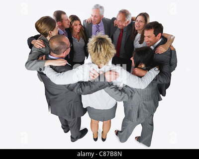 La gente di affari formando huddle contro uno sfondo bianco Foto Stock