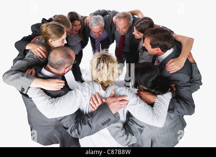 La gente di affari formando huddle contro uno sfondo bianco Foto Stock