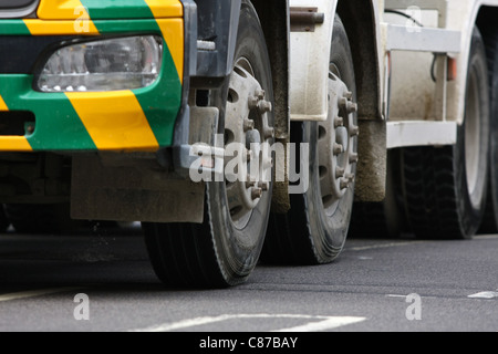 Un basso livello di vista delle ruote del carrello che viaggia lungo una strada Foto Stock