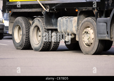 Un basso livello di vista delle ruote del carrello che viaggia lungo una strada Foto Stock