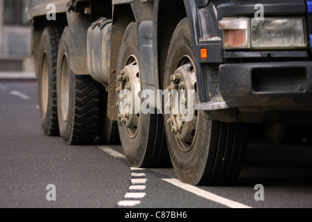 Un basso livello di vista delle ruote del carrello che viaggia lungo una strada Foto Stock