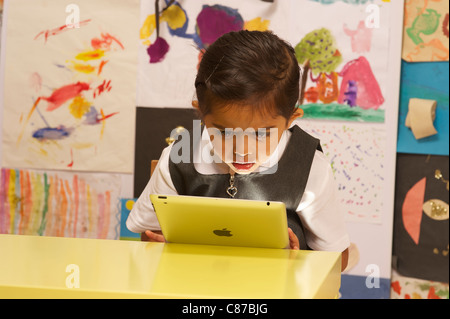 Una giovane ragazza con ipad 2 Foto Stock