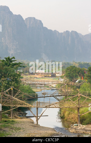 Passerelle oltre il Nam Song river in Vang Vieng,Laos. Foto Stock