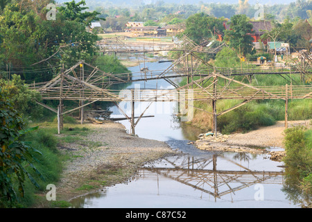 Passerelle oltre il Nam Song river in Vang Vieng,Laos. Foto Stock