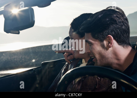 Spagna, Maiorca, coppia giovane seduto in cabriolet auto, close up Foto Stock