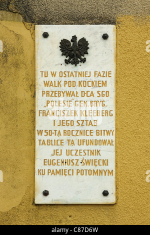 La placca sulla stazione ferroviaria edificio commemorativo gen. Franciszek Kleeberg, Krzywda village, Polonia Foto Stock