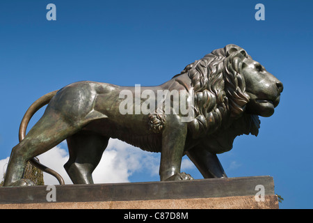 Leone di Bronzo di fronte a palazzo del 'Fürst Pückler" a Bad Muskau, Germania. Foto Stock