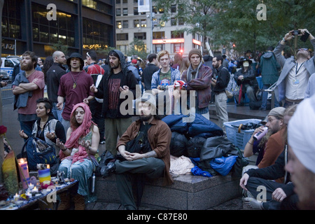 Occupare Wall Street attivisti tenere la loro terra nella prima mattina di ottobre del XIV quando il sindaco di New York CIty ha minacciato di togliere loro li. Foto Stock