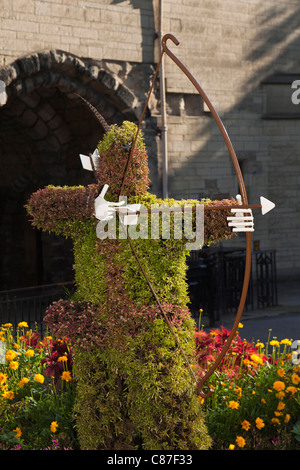 Regno Unito, Nottinghamshire, Nottingham Castle groawing topiaria da statua di Robin Hood in giardino del castello Foto Stock