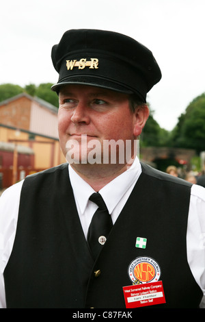 Lavoratore di volontariato sulla West Somerset Railway a vescovi Lydeard, Foto Stock