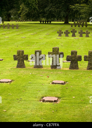 Ritratto verticale del cimitero militare tedesco dalla seconda guerra mondiale in La Cambe Normandie, Francia. Foto Stock