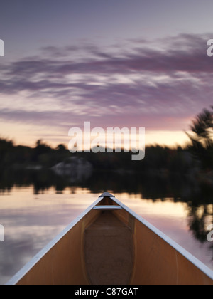 Canottaggio sul lago George in caduta. Killarney Provincial Park, Ontario, Canada. Foto Stock