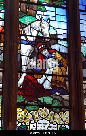 Buon Samaritano vetrate, San Dionisio Chiesa, Market Harborough, Leicestershire, England, Regno Unito Foto Stock