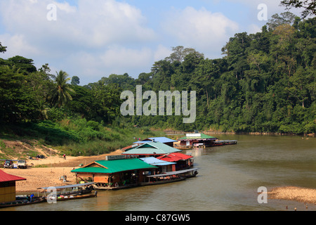 Edifici lungo il fiume Kinabatangan, Sabah Borneo, Malaysia Foto Stock