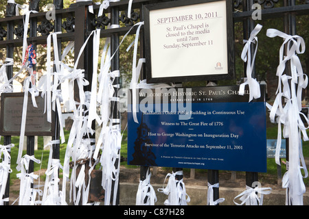 White Ribbon di ricordo adornano la recinzione che circonda San Paolo Cappella Foto Stock