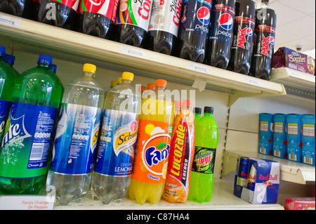 Le bottiglie di plastica di popolari di bibite analcoliche in un negozio del Regno Unito Foto Stock