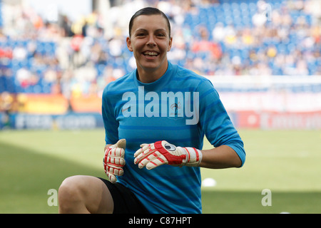 Il portiere Celine Deville di Francia si riscalda prima del 2011 FIFA Coppa del Mondo Donne terzo posto match contro la Svezia. Foto Stock