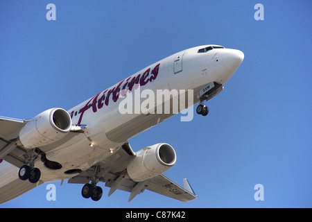 Le compagnie aeree dei caraibi 9Y-SXM 737-800 atterraggio all'Aeroporto di Toronto Foto Stock