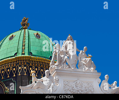 La scultura sul tetto del Palazzo di Hofburg a Vienna, in Austria Foto Stock