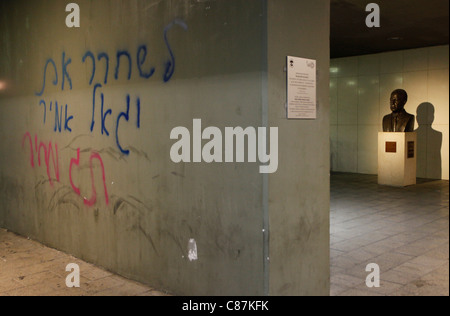 Graffiti in ebraico spruzzata in una parete in corrispondenza del sito in cui Yitzhak Rabin è stato assassinato legge 'Free Yigal Amir,' di Tel Aviv in Israele. "Prezzo" viene utilizzato in riferimento ad atti di violenza politica condotta da destra israeliani protestando governo Israeliano la politica in materia di insediamenti e i palestinesi. Foto Stock