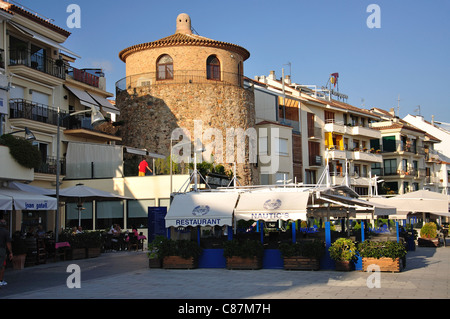 Torre del porto e ristoranti sul lungomare, Cambrils, Costa Daurada, provincia di Tarragona Catalogna Foto Stock