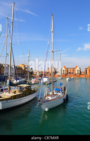 Yacht lasciando Porto sovrano Eastbourne Regno Unito GB Foto Stock