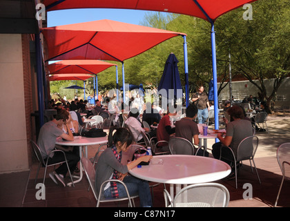 Studenti del College di mangiare il pranzo in Tucson, Arizona, Stati Uniti. Foto Stock