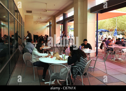 Studenti del College di mangiare il pranzo in Tucson, Arizona, Stati Uniti. Foto Stock