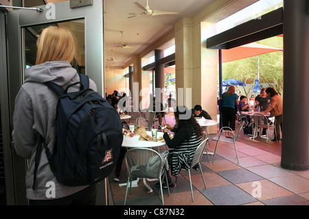 Studenti del College di mangiare il pranzo in Tucson, Arizona, Stati Uniti. Foto Stock