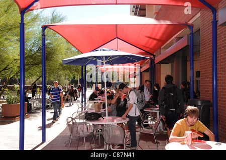 Studenti del College di mangiare il pranzo in Tucson, Arizona, Stati Uniti. Foto Stock