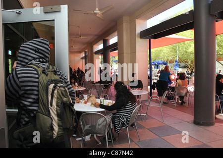 Studenti del College di mangiare il pranzo in Tucson, Arizona, Stati Uniti. Foto Stock