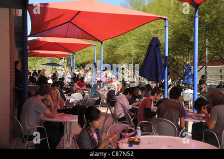 Studenti del College di mangiare il pranzo in Tucson, Arizona, Stati Uniti. Foto Stock